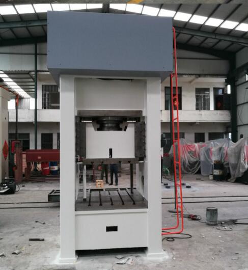 油压压力机照片